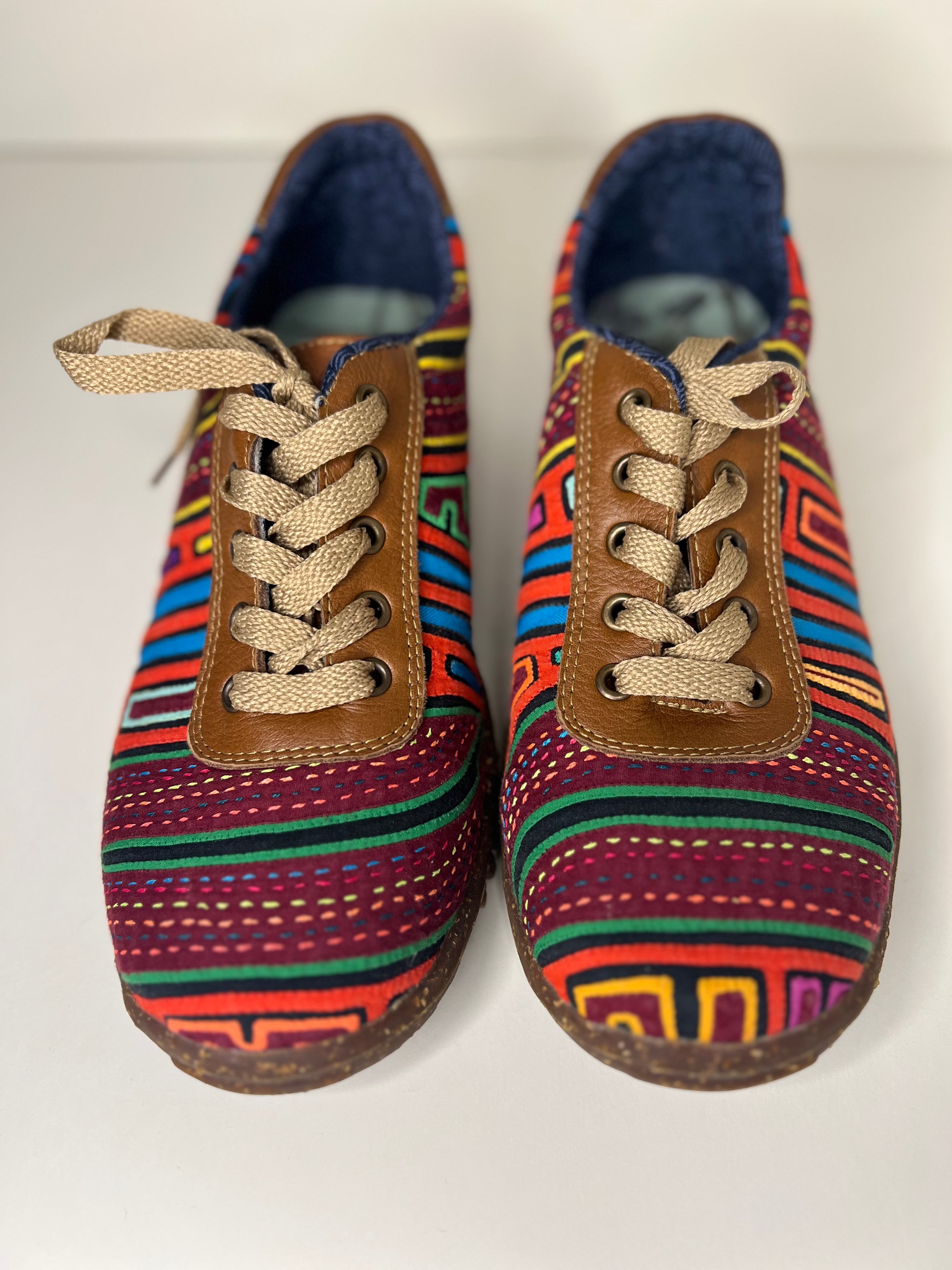 Mola Tennies – Camino Colorido