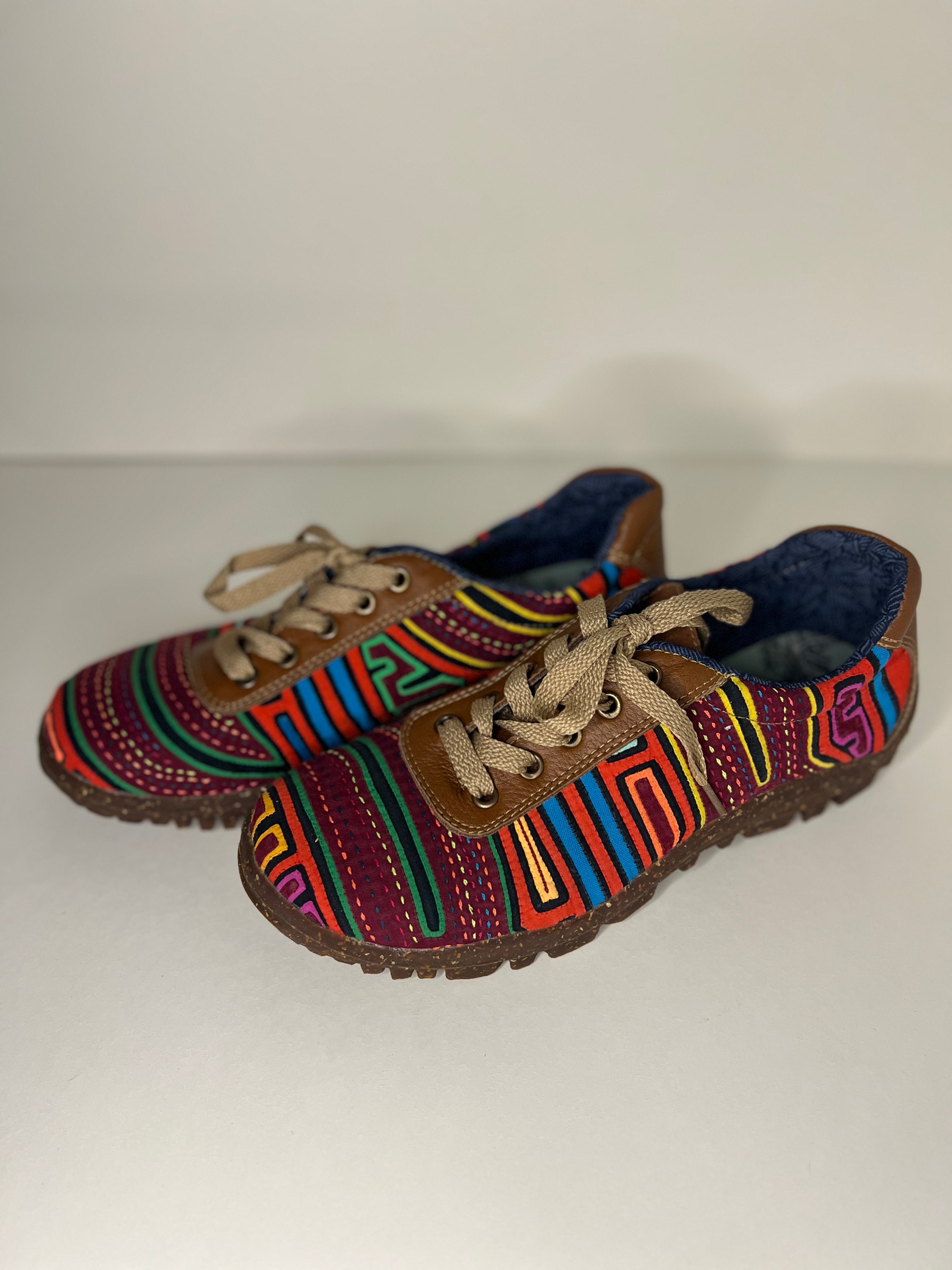 Mola Tennies – Camino Colorido